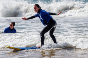 beginner suffer ona lesson with sagres sun stay surf camp